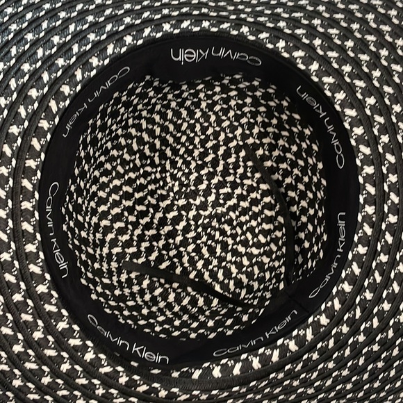 Elegant Calvin Klein Straw Hat - Picture 3 of 5